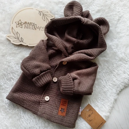Elegantný pletený svetrík s gombíkmi a kapucňou s uškami Baby Nellys, hnedý, veľ. 80