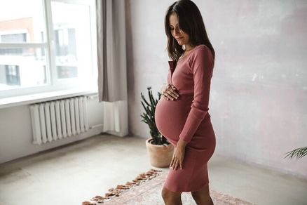 Tehotenské a dojčiace šaty rebrované Tummy milk & love tmavo - Ružová